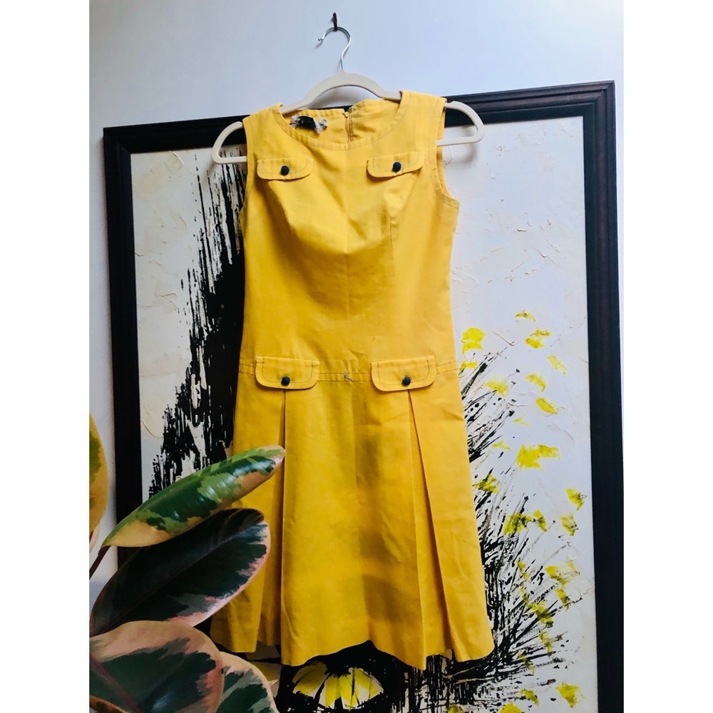 Adorable 🥰 Vtg Yellow dress w pleats